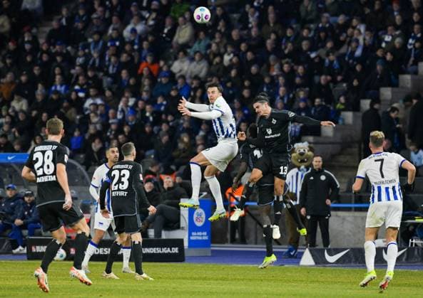 Fussball 2. Bundesliga, Hertha BSC - Hamburger SV 03.02.2024, xdanx, Fussball 2. Bundesliga, Hertha BSC - Hamburger SV, v.l. Jonas Meffert (Hamburger SV 23),Haris Tabakovic (Hertha BSC 25),Guilherme Ramos (Hamburger SV 13),Florian Niederlechner (Hertha BSC 7),Zweikampf, Duell, Kampf, tackle (DFL DFB REGULATIONS PROHIBIT ANY USE OF PHOTOGRAPHS as IMAGE SEQUENCES and or QUASI-VIDEO) Foto: Daniel Lakomski Mix1 Berlin Olympiastadion Berlin Berlin Deutschland (DE)