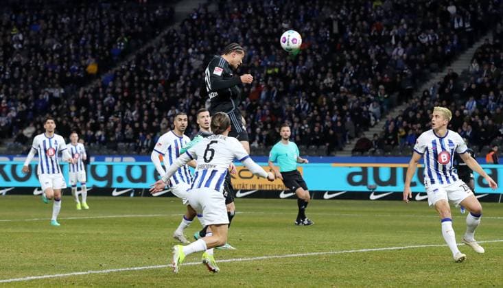Andras Nemeth setzt Kopfball an die Torlatte Zweikampf Spielszene Aktion Fußball Fussball DFL 2.Bundesliga Herren 20.Spieltag Saison 2023 2024 03.02.2024 Hertha BSC Berlin vs. Hamburger SV HSV DFL regulations prohibit any use of photographs as image sequences and or quasi-video