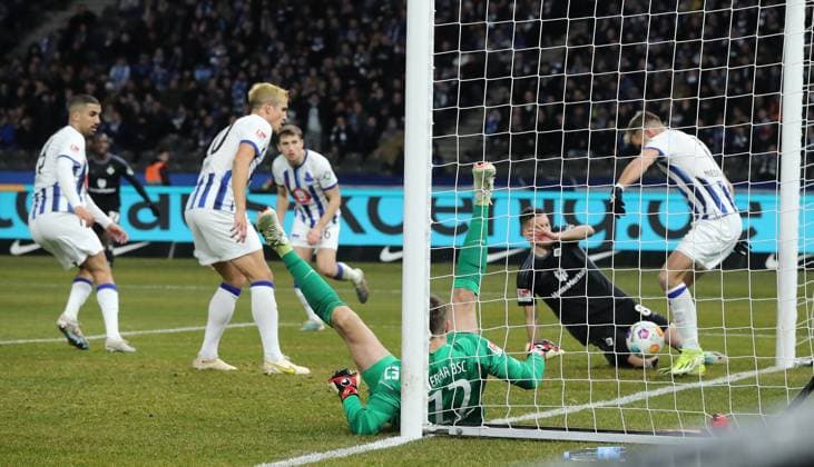 Florian Niederlechner rettet auf der Torlinie, Laszlo Benes, Torwart Tjark Ernst verletzt sich am Pfosten Zweikampf Spielszene Aktion Fußball Fussball DFL 2.Bundesliga Herren 20.Spieltag Saison 2023 2024 03.02.2024 Hertha BSC Berlin vs. Hamburger SV HSV DFL regulations prohibit any use of photographs as image sequences and or quasi-video