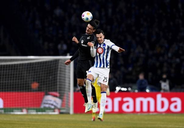 Fussball, Herren, Saison 2023 2024, 2. Bundesliga (20. Spieltag), Hertha BSC - Hamburger SV, v. l. Guilherme Ramos (Hamburger SV), Haris Tabakovic (Hertha BSC), 03.02. 2024,