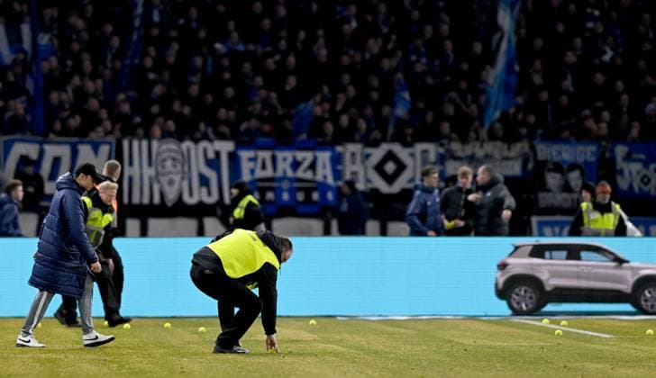 Fussball, Herren, Saison 2023 2024, 2. Bundesliga (20. Spieltag), Hertha BSC - Hamburger SV, Gästeblock, Fans von Hamburg protestieren gegen den potenziellen Investor der DFL mit Tennisbällen, 03.02. 2024,