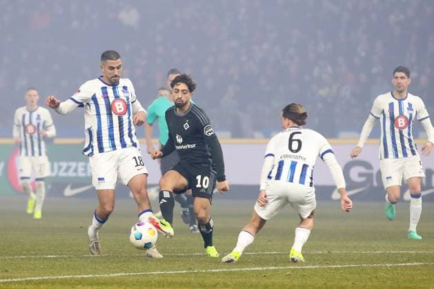 03.02.2024, xtgx, Fussball - 2.Bundesliga, Hertha BSC Berlin - Hamburger SV emspor, v.l. Wilfried Kanga (Hertha, 18), Immanuel Pherai (HSV, 10) Zweikampf, Duell, Kampf, tackle (DFL DFB REGULATIONS PROHIBIT ANY USE OF PHOTOGRAPHS as IMAGE SEQUENCES and or QUASI-VIDEO) Berlin