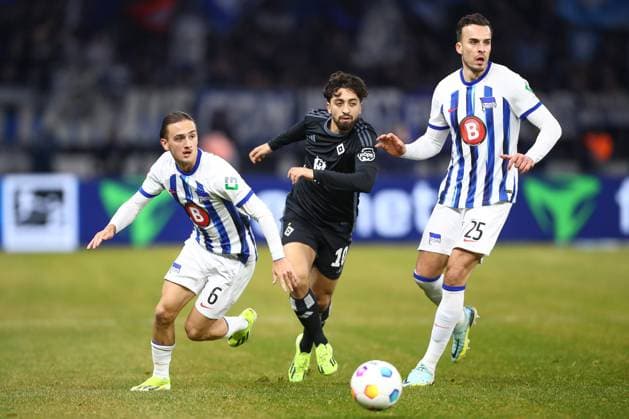 03.02.2024, xtgx, Fussball - 2.Bundesliga, Hertha BSC Berlin - Hamburger SV emspor, v.l. Michael Karbownik (Hertha, 6), Immanuel Pherai (HSV, 10), Haris Tabakovic (Hertha, 25) Zweikampf, Duell, Kampf, tackle (DFL DFB REGULATIONS PROHIBIT ANY USE OF PHOTOGRAPHS as IMAGE SEQUENCES and or QUASI-VIDEO) Berlin