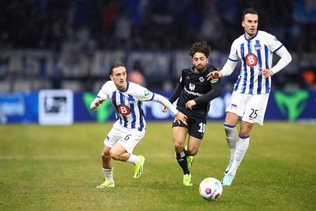 03.02.2024, xtgx, Fussball - 2.Bundesliga, Hertha BSC Berlin - Hamburger SV emspor, v.l. Michael Karbownik (Hertha, 6), Immanuel Pherai (HSV, 10), Haris Tabakovic (Hertha, 25) Zweikampf, Duell, Kampf, tackle (DFL DFB REGULATIONS PROHIBIT ANY USE OF PHOTOGRAPHS as IMAGE SEQUENCES and or QUASI-VIDEO) Berlin
