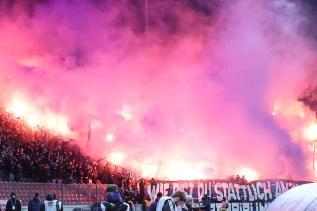 DEU, DFL, 2. FBL, Hertha BSC vs. Hamburger SV, 03.02.2024, Berliner Olympiastadion, Berlin, DEU, DFL, 2. FBL, Hertha BSC vs. Hamburger SV, im Bild Hamburger-Fanblock, Pyro DFL - regulations prohibit any use of Photographs as image sequences and or quasi-video Foto: Juergen Engler nordphoto GmbH