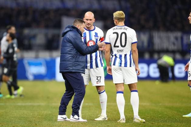 03.02.2024, xtgx, Fussball - 2.Bundesliga, Hertha BSC Berlin - Hamburger SV emspor, v.l. Pal Dardai (Hertha, Trainer) gibt Anweisungen, gestikuliert mit den Armen, gesticulate, gives instructions Toni Leistner (Hertha, 37) und Marc Oliver Kempf (Hertha, 20) (DFL DFB REGULATIONS PROHIBIT ANY USE OF PHOTOGRAPHS as IMAGE SEQUENCES and or QUASI-VIDEO) Berlin