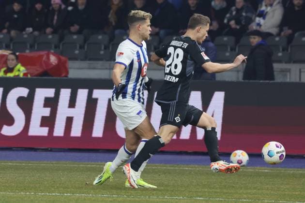 DEU, DFL, 2. FBL, Hertha BSC vs. Hamburger SV, 03.02.2024, Berliner Olympiastadion, Berlin, DEU, DFL, 2. FBL, Hertha BSC vs. Hamburger SV, im Bild Florian Niederlechner (Hertha BSC Berlin 7), Miro Muheim (Hamburger SV 28) DFL - regulations prohibit any use of Photographs as image sequences and or quasi-video Foto: Juergen Engler nordphoto GmbH