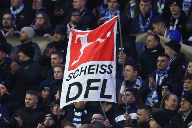 03.02.2024, xtgx, Fussball - 2.Bundesliga, Hertha BSC Berlin - Hamburger SV emspor, v.l. Symbolfoto, Symbolbild, Hertha Fans ein ein Banner mit der Aufschrift Scheiss DFL hoch (DFL DFB REGULATIONS PROHIBIT ANY USE OF PHOTOGRAPHS as IMAGE SEQUENCES and or QUASI-VIDEO) Berlin