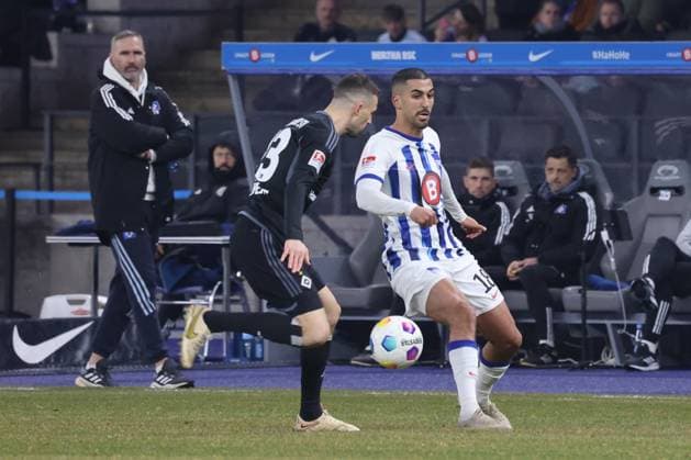 DEU, DFL, 2. FBL, Hertha BSC vs. Hamburger SV, 03.02.2024, Berliner Olympiastadion, Berlin, DEU, DFL, 2. FBL, Hertha BSC vs. Hamburger SV, im Bild Aymen Barkok (Hertha BSC Berlin 18), Jonas Meffert (Hamburger SV 23), Cheftrainer Tim Walter (Hamburger SV) DFL - regulations prohibit any use of Photographs as image sequences and or quasi-video Foto: Juergen Engler nordphoto GmbH
