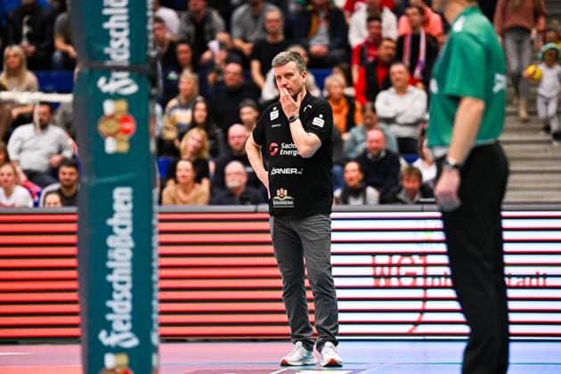 1. Volleyball Bundesliga Frauen, Dresdner SC vs. SSC Palmberg Schwerin, Dresden, 03.02.2024 Alexander Waibl (Cheftrainer Dresdner SC) 1. Volleyball Bundesliga Frauen, Dresdner SC vs. SSC Palmberg Schwerin am 03.02.2024 in der Margon Arena Dresden Copyright: xBEAUTIFULxSPORTS Hoepnerx