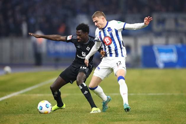 03.02.2024, xtgx, Fussball - 2.Bundesliga, Hertha BSC Berlin - Hamburger SV emspor, v.l. Bakery Jatta (HSV, 18), Marten Winkler (Hertha, 22) Zweikampf, Duell, Kampf, tackle (DFL DFB REGULATIONS PROHIBIT ANY USE OF PHOTOGRAPHS as IMAGE SEQUENCES and or QUASI-VIDEO) Berlin