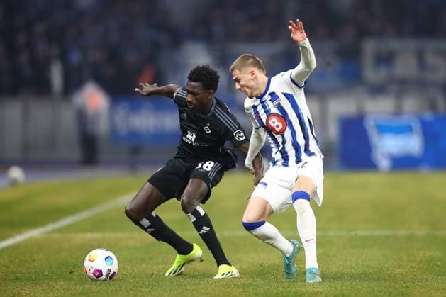 03.02.2024, xtgx, Fussball - 2.Bundesliga, Hertha BSC Berlin - Hamburger SV emspor, v.l. Bakery Jatta (HSV, 18), Marten Winkler (Hertha, 22) Zweikampf, Duell, Kampf, tackle (DFL DFB REGULATIONS PROHIBIT ANY USE OF PHOTOGRAPHS as IMAGE SEQUENCES and or QUASI-VIDEO) Berlin