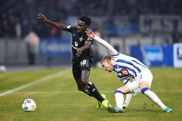 03.02.2024, xtgx, Fussball - 2.Bundesliga, Hertha BSC Berlin - Hamburger SV emspor, v.l. Bakery Jatta (HSV, 18), Marten Winkler (Hertha, 22) Zweikampf, Duell, Kampf, tackle (DFL DFB REGULATIONS PROHIBIT ANY USE OF PHOTOGRAPHS as IMAGE SEQUENCES and or QUASI-VIDEO) Berlin