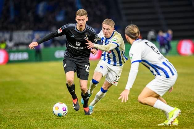 v.l. Ignace Van der Brempt (HSV, 22), Marten Winkler (Hertha BSC, 22), Michal Karbownik (Hertha BSC, 06), Zweikampf, Action, Kampf, Hertha BSC - Hamburger SV, 2. Bundesliga, Fussball, DFB, Bundesliga, Spielzeit 2023 2024, Olympia - Stadion Berlin, DFB DFL REGULATIONS PROHIBIT ANY USE OF PHOTOGRAPHS AS IMAGE SEQUENCES AND OR QUASI-VIDEO, 03.02. 2024, Foto: HMB Media Uwe Koch
