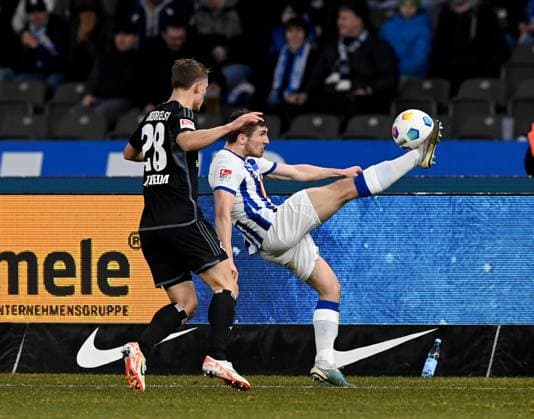 Fussball, Herren, Saison 2023 2024, 2. Bundesliga (20. Spieltag), Hertha BSC - Hamburger SV, v. l. Miro Muheim (Hamburger SV), Jonjoe Kenny (Hertha BSC), 03.02. 2024,