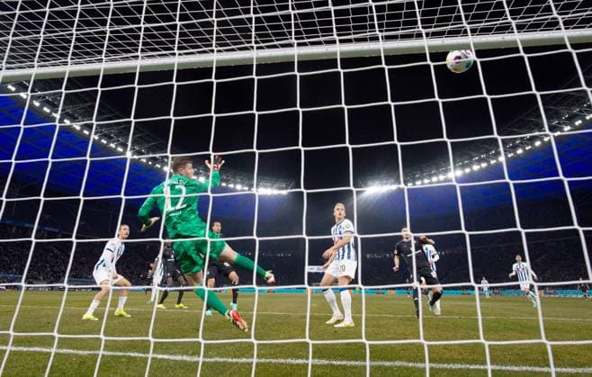 Fussball, Herren, Saison 2023 2024, 2. Bundesliga (20. Spieltag), Hertha BSC - Hamburger SV, Andras Nemeth (verdeckt, Hamburger SV) trifft gegen Torwart Tjark Ernst (Hertha BSC) die Latte, 03.02. 2024,