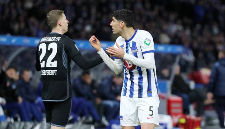 Ignace Van der Brempt, Andreas Bouchalakis zeigend, gestikulierend Aktion Oberkörper Fußball Fussball DFL 2.Bundesliga Herren 20.Spieltag Saison 2023 2024 03.02.2024 Hertha BSC Berlin vs. Hamburger SV HSV DFL regulations prohibit any use of photographs as image sequences and or quasi-video