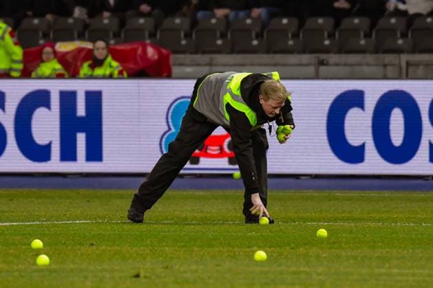 Fussball 2. Bundesliga, Hertha BSC - Hamburger SV 03.02.2024, xdanx, Fussball 2. Bundesliga, Hertha BSC - Hamburger SV, v.l. Ordner sammelt Tennisbaelle vom Platz auf die von HSV Fans geschmissen wurden (DFL DFB REGULATIONS PROHIBIT ANY USE OF PHOTOGRAPHS as IMAGE SEQUENCES and or QUASI-VIDEO) Foto: Daniel Lakomski Mix1 Berlin Olympiastadion Berlin Berlin Deutschland (DE)