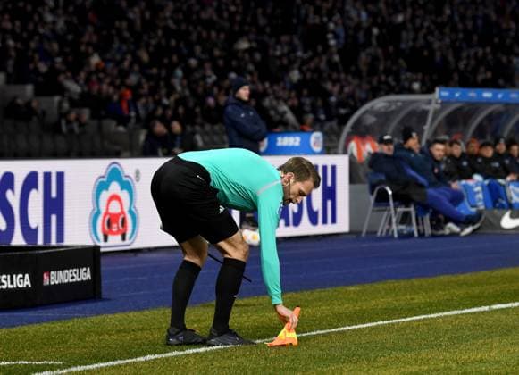 Fussball, Herren, Saison 2023 2024, 2. Bundesliga (20. Spieltag), Hertha BSC - Hamburger SV, die Fahne von Schiedsrichter-Assistent Sven Waschitzki-Günther ging kaputt, 03.02. 2024,