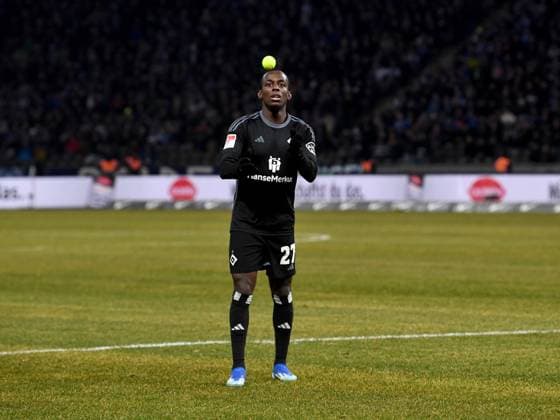 Fussball, Herren, Saison 2023 2024, 2. Bundesliga (20. Spieltag), Hertha BSC - Hamburger SV, Fans von Hertha protestieren gegen den potenziellen Investor der DFL mit Tennisbällen, Jean-Luc Dompe (Hamburger SV) wirft einen Ball weg, 03.02. 2024,