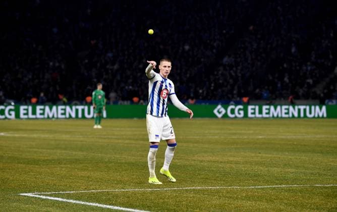 Fussball, Herren, Saison 2023 2024, 2. Bundesliga (20. Spieltag), Hertha BSC - Hamburger SV, Fans von Hertha protestieren gegen den potenziellen Investor der DFL mit Tennisbällen, Palko Dardai (Hertha BSC) wirft einen Ball weg, 03.02. 2024,