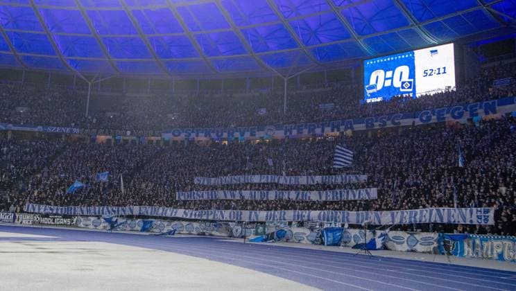 Fussball, Herren, Saison 2023 2024, 2. Bundesliga (20. Spieltag), Hertha BSC - Hamburger SV, Fans von Hertha protestieren gegen den potenziellen Investor der DFL mit Tennisbällen, das Spiel ist unterbrochen, 03.02. 2024,
