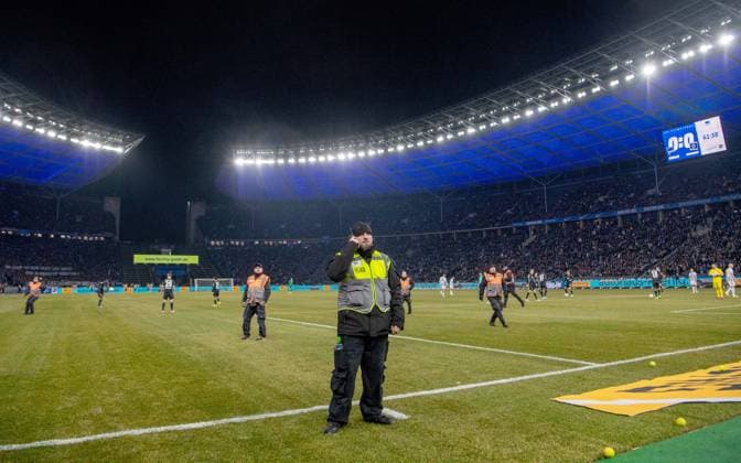 Fussball, Herren, Saison 2023 2024, 2. Bundesliga (20. Spieltag), Hertha BSC - Hamburger SV, Fans von Hertha protestieren gegen den potenziellen Investor der DFL mit Tennisbällen, das Spiel ist unterbrochen, 03.02. 2024,