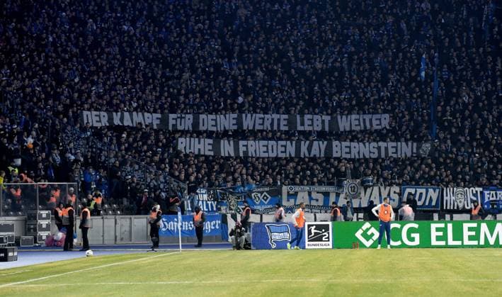 Fussball, Herren, Saison 2023 2024, 2. Bundesliga (20. Spieltag), Hertha BSC - Hamburger SV, Fans des HSV gedenken dem verstorbenen Präsidenten Kay Bernstein (Hertha BSC), 03.02. 2024,