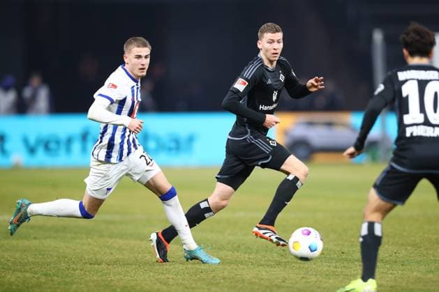 03.02.2024, xtgx, Fussball - 2.Bundesliga, Hertha BSC Berlin - Hamburger SV emspor, v.l. Marten Winkler (Hertha, 22), Ignace Van der Brempt (HSV, 22) Zweikampf, Duell, Kampf, tackle (DFL DFB REGULATIONS PROHIBIT ANY USE OF PHOTOGRAPHS as IMAGE SEQUENCES and or QUASI-VIDEO) Berlin