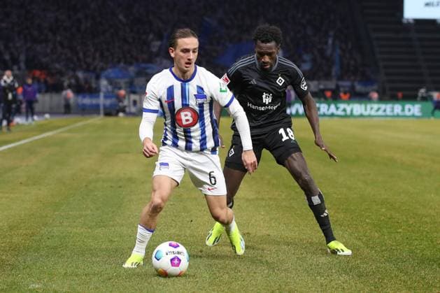 03.02.2024, xtgx, Fussball - 2.Bundesliga, Hertha BSC Berlin - Hamburger SV emspor, v.l. Michael Karbownik (Hertha, 6), Bakery Jatta (HSV, 18) Zweikampf, Duell, Kampf, tackle (DFL DFB REGULATIONS PROHIBIT ANY USE OF PHOTOGRAPHS as IMAGE SEQUENCES and or QUASI-VIDEO) Berlin