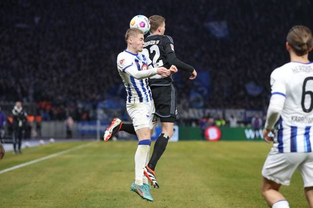 03.02.2024, xtgx, Fussball - 2.Bundesliga, Hertha BSC Berlin - Hamburger SV emspor, v.l. Marten Winkler (Hertha, 22), Ignace Van der Brempt (HSV, 22) Zweikampf, Duell, Kampf, tackle, Kopfball (DFL DFB REGULATIONS PROHIBIT ANY USE OF PHOTOGRAPHS as IMAGE SEQUENCES and or QUASI-VIDEO) Berlin