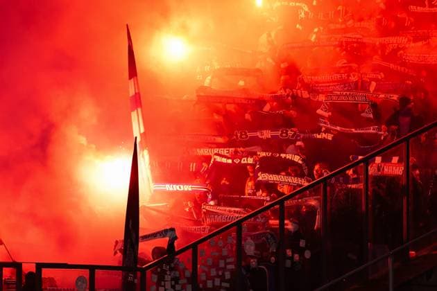 Sport Bilder des Tages Fussball 2. Bundesliga, Hertha BSC - Hamburger SV 03.02.2024, xdanx, Fussball 2. Bundesliga, Hertha BSC - Hamburger SV, v.l. Fans, Stimmung, Schals, Fahnen, Besucher, Trikots, Ultras, HSV zuenden Pyrotechnik, Bengalos, Rauch (DFL DFB REGULATIONS PROHIBIT ANY USE OF PHOTOGRAPHS as IMAGE SEQUENCES and or QUASI-VIDEO) Foto: Daniel Lakomski Mix1 Berlin Olympiastadion Berlin Berlin Deutschland (DE)
