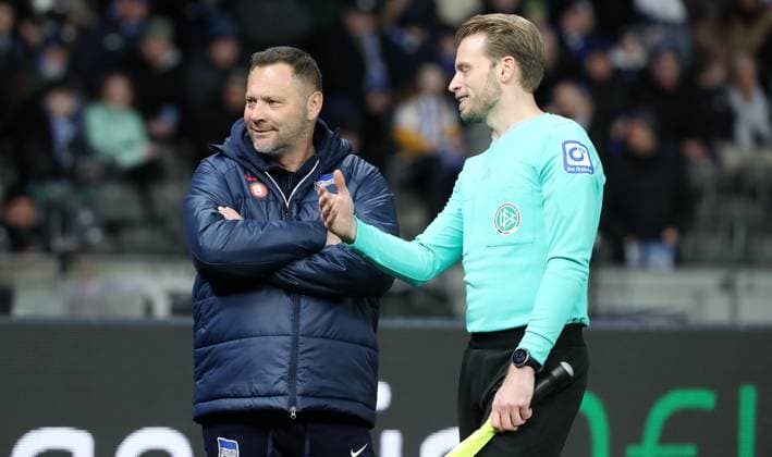 Trainer Pal Dardai redet mit Linienrichter während Spielunterbrechung wegen DFL Protestaktion der Herthafans Fußball Fussball DFL 2.Bundesliga Herren 20.Spieltag Saison 2023 2024 03.02.2024 Hertha BSC Berlin vs. Hamburger SV HSV DFL regulations prohibit any use of photographs as image sequences and or quasi-video