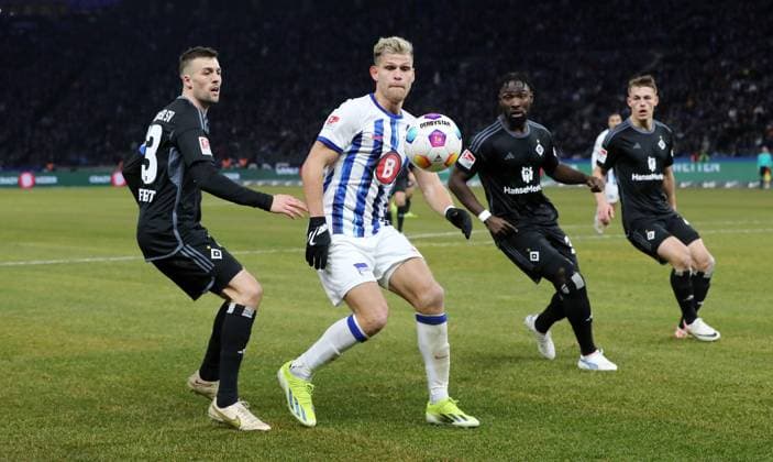 Jonas Meffert, Florian Niederlechner, Stephan Ambrosius Zweikampf Spielszene Aktion Fußball Fussball DFL 2.Bundesliga Herren 20.Spieltag Saison 2023 2024 03.02.2024 Hertha BSC Berlin vs. Hamburger SV HSV DFL regulations prohibit any use of photographs as image sequences and or quasi-video