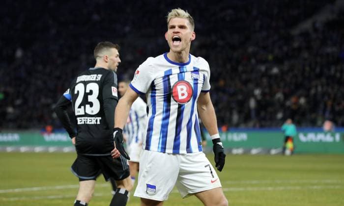 Florian Niederlechner schreit ins Publikum Aktion Oberkörper Fußball Fussball DFL 2.Bundesliga Herren 20.Spieltag Saison 2023 2024 03.02.2024 Hertha BSC Berlin vs. Hamburger SV HSV DFL regulations prohibit any use of photographs as image sequences and or quasi-video