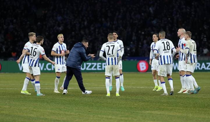 Trainer Pal Dardai leitet nach Spielunterbrechung Erwärmung der Mannschaft Fußball Fussball DFL 2.Bundesliga Herren 20.Spieltag Saison 2023 2024 03.02.2024 Hertha BSC Berlin vs. Hamburger SV HSV DFL regulations prohibit any use of photographs as image sequences and or quasi-video