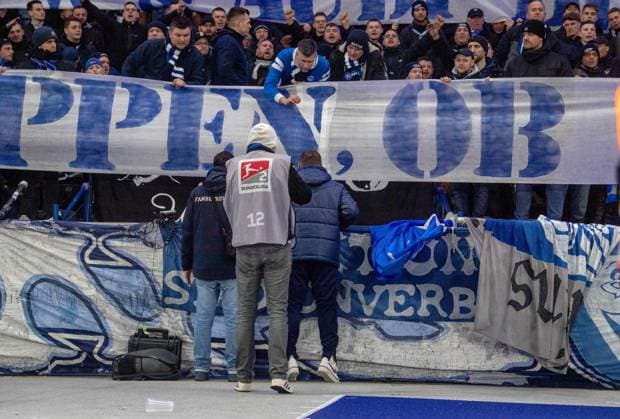 Fussball, Herren, Saison 2023 2024, 2. Bundesliga (20. Spieltag), Hertha BSC - Hamburger SV, Fans von Hertha protestieren gegen den potenziellen Investor der DFL mit Tennisbällen, das Spiel ist unterbrochen, Trainer Pal Dardai (Hertha BSC) in der Ostkurve, um mit Ultras zu sprechen, 03.02. 2024,