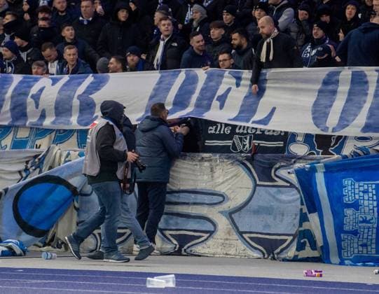 Fussball, Herren, Saison 2023 2024, 2. Bundesliga (20. Spieltag), Hertha BSC - Hamburger SV, Fans von Hertha protestieren gegen den potenziellen Investor der DFL mit Tennisbällen, das Spiel ist unterbrochen, Trainer Pal Dardai (Hertha BSC) in der Ostkurve, um mit Ultras zu sprechen, 03.02. 2024,