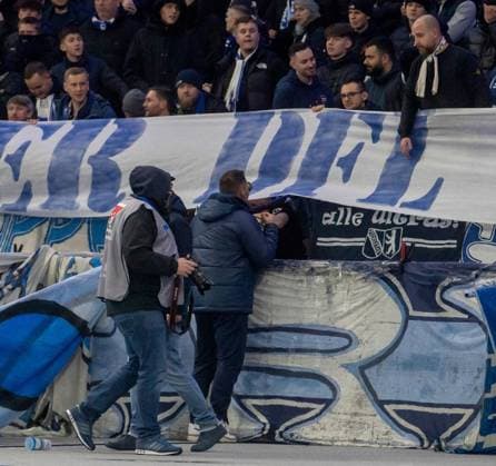 Fussball, Herren, Saison 2023 2024, 2. Bundesliga (20. Spieltag), Hertha BSC - Hamburger SV, Fans von Hertha protestieren gegen den potenziellen Investor der DFL mit Tennisbällen, das Spiel ist unterbrochen, Trainer Pal Dardai (Hertha BSC) in der Ostkurve, um mit Ultras zu sprechen, 03.02. 2024,