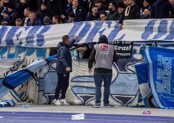 Fussball, Herren, Saison 2023 2024, 2. Bundesliga (20. Spieltag), Hertha BSC - Hamburger SV, Fans von Hertha protestieren gegen den potenziellen Investor der DFL mit Tennisbällen, das Spiel ist unterbrochen, Trainer Pal Dardai (Hertha BSC) in der Ostkurve, um mit Ultras zu sprechen, 03.02. 2024,