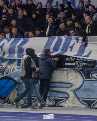 Fussball, Herren, Saison 2023 2024, 2. Bundesliga (20. Spieltag), Hertha BSC - Hamburger SV, Fans von Hertha protestieren gegen den potenziellen Investor der DFL mit Tennisbällen, das Spiel ist unterbrochen, Trainer Pal Dardai (Hertha BSC) in der Ostkurve, um mit Ultras zu sprechen, 03.02. 2024,