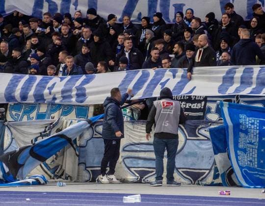 Fussball, Herren, Saison 2023 2024, 2. Bundesliga (20. Spieltag), Hertha BSC - Hamburger SV, Fans von Hertha protestieren gegen den potenziellen Investor der DFL mit Tennisbällen, das Spiel ist unterbrochen, Trainer Pal Dardai (Hertha BSC) in der Ostkurve, um mit Ultras zu sprechen, 03.02. 2024,