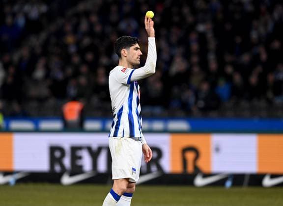 Fussball, Herren, Saison 2023 2024, 2. Bundesliga (20. Spieltag), Hertha BSC - Hamburger SV, Fans von Hertha protestieren gegen den potenziellen Investor der DFL mit Tennisbällen, das Spiel ist unterbrochen, Andreas Bouchalakis (Hertha BSC), 03.02. 2024,