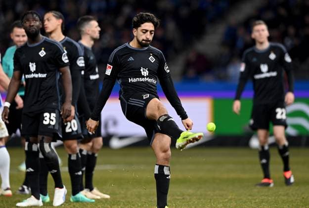 Fussball, Herren, Saison 2023 2024, 2. Bundesliga (20. Spieltag), Hertha BSC - Hamburger SV, Fans von Hertha protestieren gegen den potenziellen Investor der DFL mit Tennisbällen, das Spiel ist unterbrochen, Immanuel Pherai (Hamburger SV) kickt einen Ball zurück, 03.02. 2024,