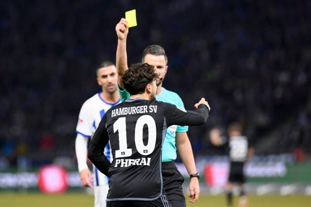 Gelb fuer Immanuel Pherai (HSV, 10), Hertha BSC - Hamburger SV, 2. Bundesliga, Fussball, DFB, Bundesliga, Spielzeit 2023 2024, Olympia - Stadion Berlin, DFB DFL REGULATIONS PROHIBIT ANY USE OF PHOTOGRAPHS AS IMAGE SEQUENCES AND OR QUASI-VIDEO, 03.02. 2024, Foto: HMB Media Uwe Koch