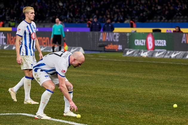 Toni Leistner (Hertha BSC, 37), hebt Tennisball auf, GER, Hertha BSC vs. Hamburger SV, Fussball Herren, 2. Bundesliga, Saison 2023 2024, 20. Spieltag, 03.02.2024. (DFL REGULATIONS PROHIBIT ANY USE OF PHOTOGRAPHS AS IMAGE SEQUENCES AND OR QUASI - VIDEO). GER, Hertha BSC vs. Hamburger SV, Fussball Herren, 2. Bundesliga, Saison 2023 2024, 20. Spieltag, 03.02.2024. Berlin
