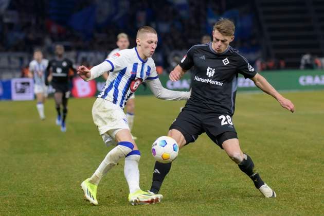 v.l. Palko Dardai (Hertha BSC, 27), Miro Muheim (HSV, 28), Zweikampf, Action, Kampf, Hertha BSC - Hamburger SV, 2. Bundesliga, Fussball, DFB, Bundesliga, Spielzeit 2023 2024, Olympia - Stadion Berlin, DFB DFL REGULATIONS PROHIBIT ANY USE OF PHOTOGRAPHS AS IMAGE SEQUENCES AND OR QUASI-VIDEO, 03.02. 2024, Foto: HMB Media Uwe Koch
