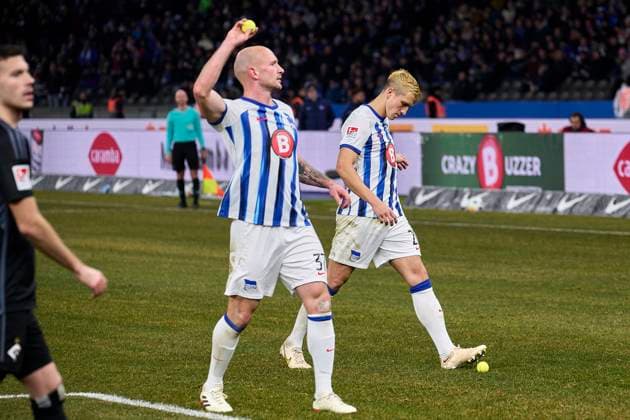 Toni Leistner (Hertha BSC, 37), hebt Tennisball auf, GER, Hertha BSC vs. Hamburger SV, Fussball Herren, 2. Bundesliga, Saison 2023 2024, 20. Spieltag, 03.02.2024. (DFL REGULATIONS PROHIBIT ANY USE OF PHOTOGRAPHS AS IMAGE SEQUENCES AND OR QUASI - VIDEO). GER, Hertha BSC vs. Hamburger SV, Fussball Herren, 2. Bundesliga, Saison 2023 2024, 20. Spieltag, 03.02.2024. Berlin