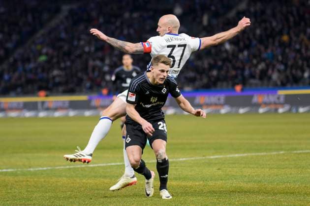 v.l. Toni Leistner (Hertha BSC, 37), Miro Muheim (HSV, 28), Hertha BSC - Hamburger SV, 2. Bundesliga, Fussball, DFB, Bundesliga, Spielzeit 2023 2024, Olympia - Stadion Berlin, DFB DFL REGULATIONS PROHIBIT ANY USE OF PHOTOGRAPHS AS IMAGE SEQUENCES AND OR QUASI-VIDEO, 03.02. 2024, Foto: HMB Media Uwe Koch