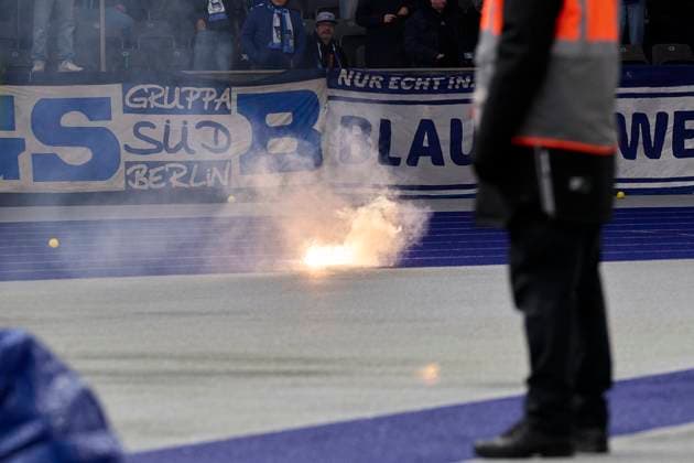Pyrotechnik aus der Ostkurve, GER, Hertha BSC vs. Hamburger SV, Fussball Herren, 2. Bundesliga, Saison 2023 2024, 20. Spieltag, 03.02.2024. (DFL REGULATIONS PROHIBIT ANY USE OF PHOTOGRAPHS AS IMAGE SEQUENCES AND OR QUASI - VIDEO). GER, Hertha BSC vs. Hamburger SV, Fussball Herren, 2. Bundesliga, Saison 2023 2024, 20. Spieltag, 03.02.2024. Berlin